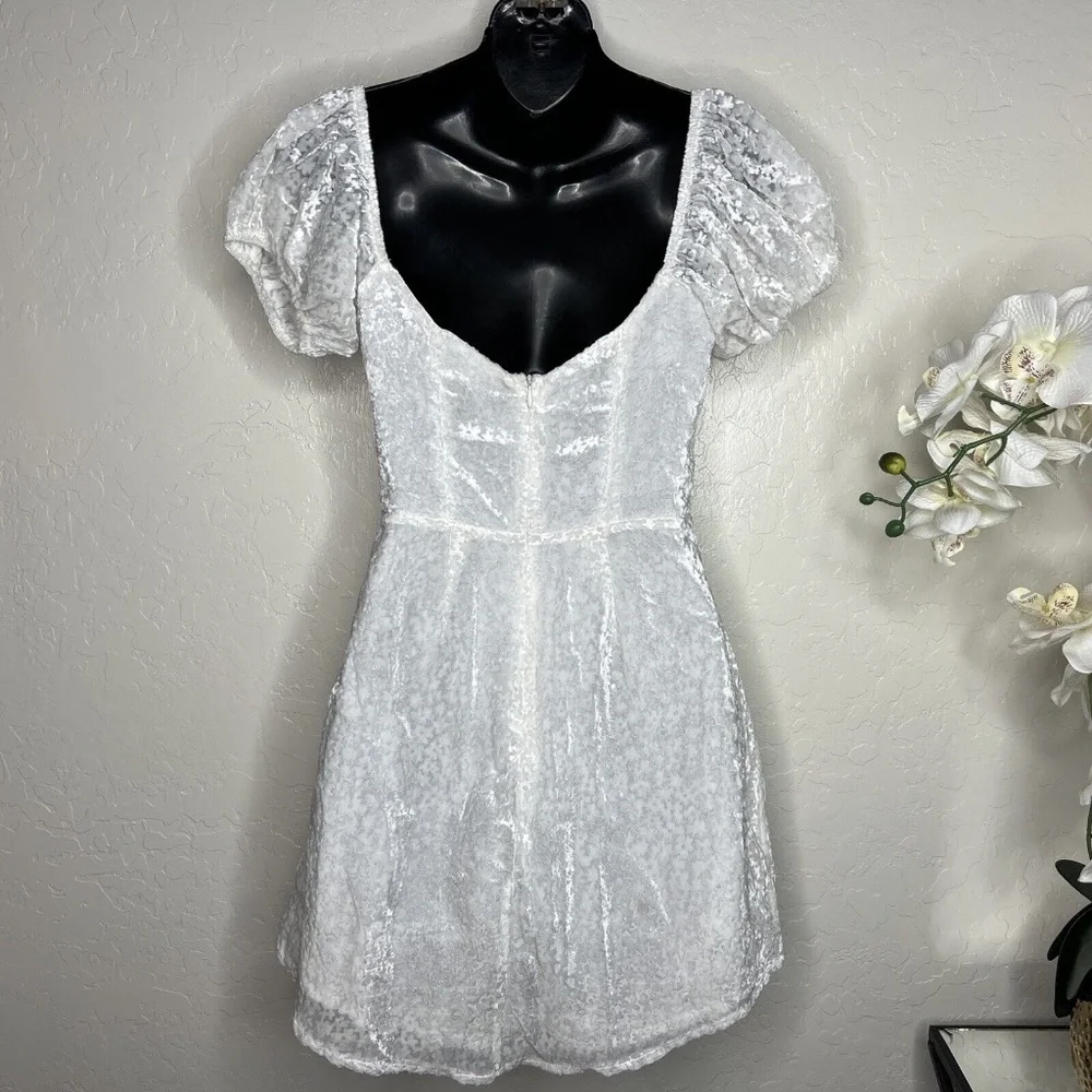 Here Comes The Sun Puff Sleeve String Tie Bust Textured Floral Dress In White S - Picture 3 of 7